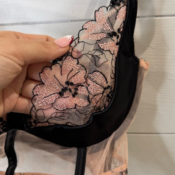 Victoria’s Secret | Very Sexy Lace Floral Bra Size 32DD - Picture 3 of 7